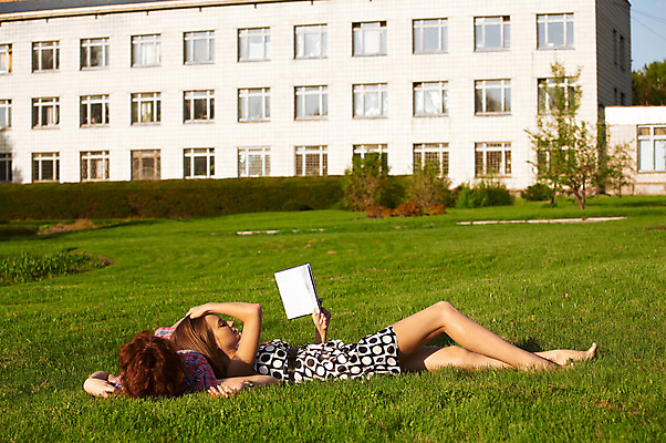 포토 JPG 해외이미지 백인 학생 라이프스타일 여학생 여자 교육 행복 문화 밭 학교 건강 사람 잔디 성인 야외 두명 건물 책 빨간색 초록색 독서 정원 봄 우정 읽기 대학교 위치 사춘기 해외202004 해외포토 서양인 식물 건축물 계절 감정 컬러 농업 모션 생활 친구 파일형식 이미지허브