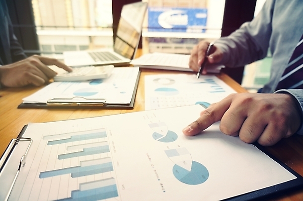 포토 JPG 해외이미지 직업 남자 백그라운드 컨셉 인터넷 회사 비즈니스 성공 그래프 선물 사람 사람없음 금융 노트북 컴퓨터 사무실 알약 펜 자료 업무 비즈니스맨 그룹 시장 결과 토론 분석 보고서 상담 경영자 문서 창업 보여주기 회계 경영 마케팅 투자자 프로젝트 해외202004 해외포토 모션 경제 전자제품 필기구 약 작업 직장인 리더 투자 자영업 파일형식 이미지허브