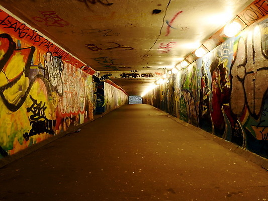 포토 JPG 해외이미지 커플 여자 남자 십자가 건축양식 실내 사람없음 내부 빛 어둠 황혼 우정 램프 구멍 복도 황금 그래피티 야간 저녁 연결 위험 방향 아래 버리기 동료 좁은 먼지 건너기 그런지 떠남 빈민가 썩음 해외202004 해외포토 자연요소 건축 컨셉 관계 모션 조명 사람 친구 일몰 낙서 그림 위치 파일형식 이미지허브