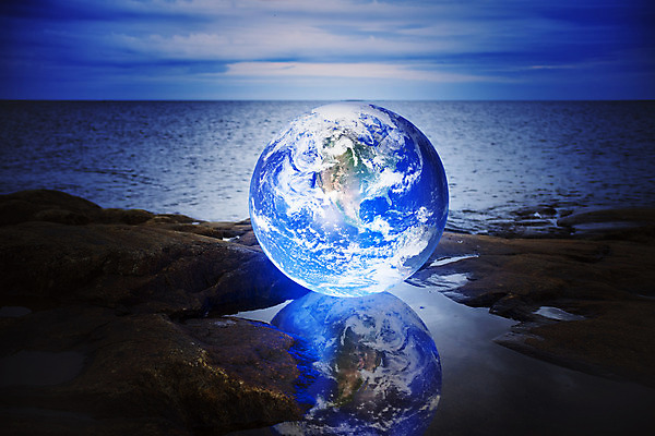 포토 JPG 해외이미지 지구 바다 컨셉 공 사람없음 물 파란색 빛 글로벌 반사 지구본 환경 행성 작음 오브젝트 웅덩이 문학 빛망울 광 여의주 해외202004 해외포토 자연요소 컬러 우주 크기 파일형식 이미지허브