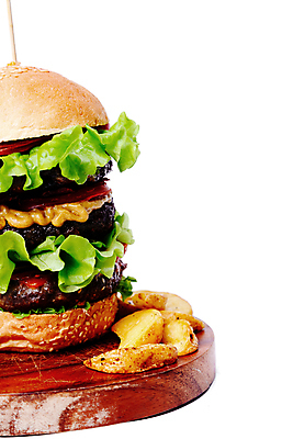 포토 JPG 해외이미지 패스트푸드 실내 사람없음 햄버거 인스턴트 정크푸드 흰배경 나무받침 웨지감자 카피스페이스 해외202004 해외포토 음식 백그라운드 감자 내부 목재 공백 흰색 받침대 감자요리 파일형식 이미지허브