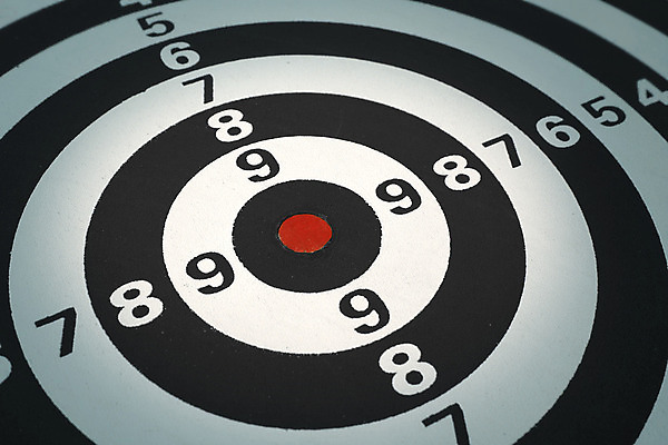 포토 JPG 해외이미지 놀이 성공 화살 사람없음 빨간색 경쟁 게임 흰색 우승 센터 닫기 목표 다트판 슛 점수 대회 때리기 승자 완벽 필승 강조 해외202004 해외포토 컬러 컨셉 모션 최고 다트 파일형식 이미지허브