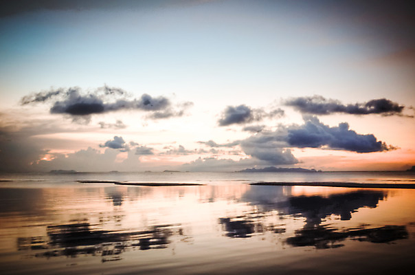 포토 JPG 해외이미지 나무 구름 아시아 모래 바다 섬 여행 태국 하늘 휴가 휴식 손바닥 사랑 동양인 사람없음 물 여름 파란색 햇빛 태양 여행객 일몰 뜨거움 휴게실 군중 탈출 인도네시아 암초 사암 강렬 예산 파라다이스 해외202004 해외포토 자연요소 식물 손 계절 감정 나라 컬러 컨셉 사람 인종 노을 돌_바위 파일형식 이미지허브