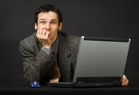 포토 JPG 해외이미지 1 학생 손 남자 감정 얼굴 생각 인터넷 손가락 탁자 노동자 아이디어 한명 사람 앉기 정장 성인 노트북 컴퓨터 사무실 검은색 사진촬영 공책 어둠 놀람 재킷 회색 코트 흰색 업무 종업원 책상 배려 심각 해외202004 해외포토 직업 옷 컬러 가구 컨셉 비즈니스 모션 문구용품 표정 신체부위 전자제품 촬영 외투 작업 파일형식 이미지허브