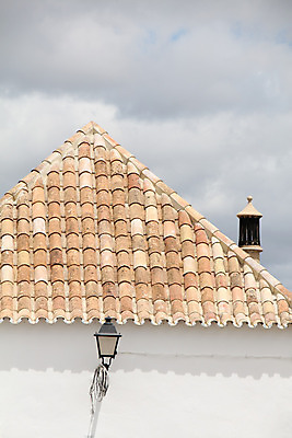 포토 JPG 해외이미지 구름 전통 디자인 유럽 가로등 건축양식 지붕 거리 주택 굴뚝 사람없음 야외 건물 빛 흰색 램프 도시 도심 삼각형 지중해 포르투갈 타일 타운 스타일 해외202004 해외포토 자연요소 도형 건축물 공공시설 건축 나라 바다 컬러 조명 파일형식 이미지허브