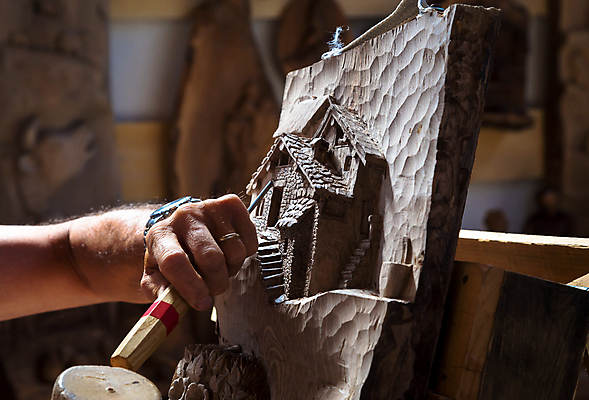 포토 JPG 해외이미지 모양 모델 전통 손 남자 문화 조각 손가락 노동자 기술 관리 창조 미술 사람 취미 사람없음 목재 기구 공구 업무 작업 체험 작업실 제조 집중 그림 서식 만들기 예술가 장인 주인 수공예 솜씨 인내 조각가 조작 프로젝트 핸드메이드 해외202004 해외포토 나무 직업 컨셉 재료 모션 문화예술 신체부위 도구 공예 파일형식 이미지허브