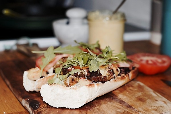 포토 JPG 해외이미지 음료 음식 컨셉 토마토 치즈 요리 사람없음 목재 아침식사 점심식사 쪽파 목판 해외202004 해외포토 나무 채소 재료 유제품 식사 파 파일형식 이미지허브