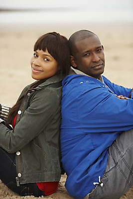 포토 JPG 해외이미지 라이프스타일 커플 여자 남자 행복 여유 모래 겨울 휴가 함께함 미소 사람 앉기 20대 야외 두명 세로 30대 재킷 가을 즐거움 단절 방수 혼혈 해외202004 해외포토 계절 감정 컨셉 관계 모션 표정 청년 생활 장년 외투 다문화 파일형식 이미지허브