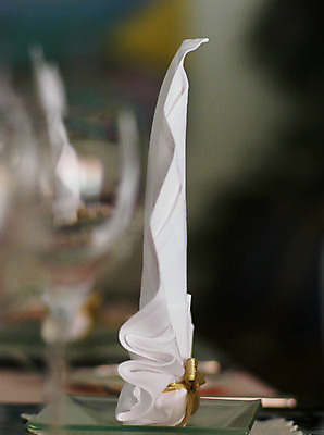 포토 JPG 해외이미지 접시 리본 탁자 사람없음 파티 식당 식사 저녁식사 흰색 황금 고급 냅킨 블러 해외202004 해외포토 식기 컬러 가구 컨셉 이벤트 상점 파일형식 이미지허브