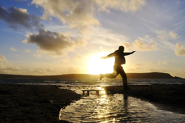 포토 JPG 해외이미지 구름 1 라이프스타일 남자 행복 감정 실루엣 모래 스포츠 바다 포즈 신체 자연 하늘 성공 건강 사람 사람없음 야외 여름 파란색 청춘 달리기 태양 일출 점프 일몰 기쁨 자유 표현 흥분 긍정 무료 해외202004 해외포토 자연요소 계절 컬러 컨셉 모션 촬영기법 생활 노을 생태계 파일형식 이미지허브