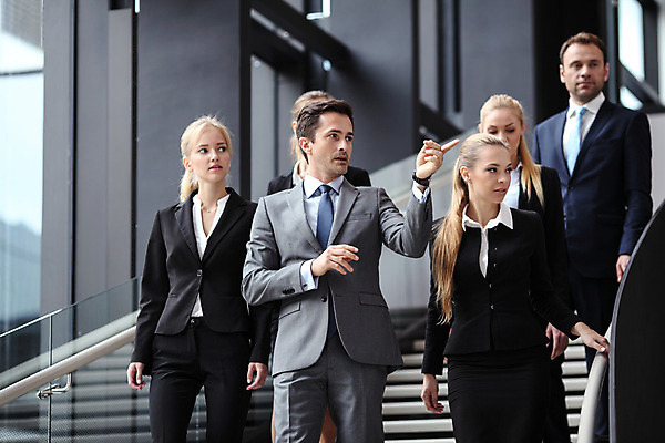 포토 JPG 해외이미지 백인 직업 여자 남자 비즈니스 사업가 성공 함께함 실내 사람 정장 여러명 내부 건물 사무실 걷기 계단 산책 업무 비즈니스맨 비즈니스우먼 자신감 그룹 대표 동료 보여주기 단계 경영 정중 철책 해외202004 해외포토 서양인 건축물 옷 감정 다수 컨셉 관계 모션 휴식 작업 직장인 파일형식 이미지허브