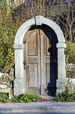 포토 JPG 해외이미지 식물 전통 벽 건축양식 날씨 벽돌 출입구 주택 프레임 그림자 서기 사람없음 야외 목재 장식 문 가을 바위 버리기 입장 엘리먼트 옛날 파멸 해외202004 해외포토 나무 계절 건축 컨셉 재료 모션 건물 돌_바위 파일형식 소멸 이미지허브