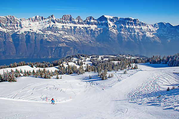 포토 JPG 해외이미지 계절 유럽 스포츠 여행 겨울 자연 하늘 휴가 스키 휴식 산 파노라마 풍경 경사 사람없음 야외 파란색 평화 냉동 얼음 침묵 추위 흰색 스노우보드 가루 고도 스위스 휴양지 알프스 선로 절정 눈내림 해외202004 해외포토 자연요소 나라 컬러 컨셉 겨울스포츠 눈_날씨 촬영기법 소리 장소 보드_스포츠 생태계 파일형식 이미지허브