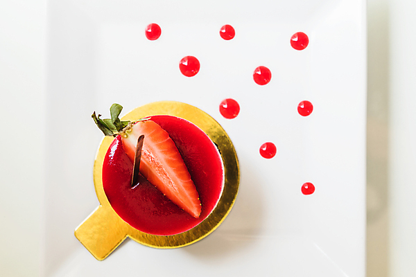 포토 JPG 해외이미지 접시 열매 음식 포크 과일 탁자 딸기 디저트 천사 요리 사람없음 목재 빨간색 여름 케이크 식당 흰색 대접 신선 클래식 달콤 상품 설탕 자르기 굽기 크림 슬라이스 푸딩 충동구매 스펀지 채찍 페스츄리 해외202004 해외포토 나무 식물 식기 계절 빵 컬러 가구 컨셉 재료 모션 쇼핑 상점 맛 구이 과소비 파일형식 이미지허브