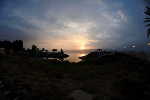 포토 JPG 해외이미지 여행 하늘 풍경 사람없음 물 태양 여행객 성경 일몰 땅 신성 이스라엘 해외202004 해외포토 자연요소 종교용품 사람 노을 서아시아 파일형식 이미지허브