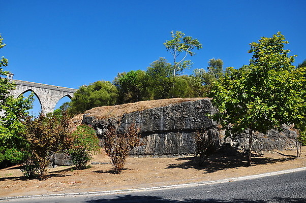 포토 JPG 해외이미지 구름 건축양식 창문 하늘 지붕 거리 주택 파노라마 사람없음 건물 장식 파란색 탑 바위 역사 포르투갈 타일 묘사 장면 모자이크 천연기념물 리스본 옛날 콘크리트 해외202004 해외포토 자연요소 건축물 건축 유럽 컬러 촬영기법 돌_바위 파일형식 이미지허브