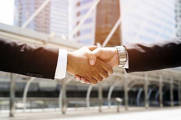 포토 JPG 해외이미지 직업 손 남자 행복 백그라운드 2 비즈니스 관계 성공 노동자 악수 함께함 사람 정장 성인 사람없음 건물 친구 사무실 힘 거래 인사 도시 업무 직장인 비즈니스맨 비즈니스우먼 그룹 닫기 동맹 떨림 지원 투자자 해외202004 해외포토 건축물 옷 여자 감정 컨셉 모션 손짓 신체부위 예절 작업 투자 파일형식 이미지허브