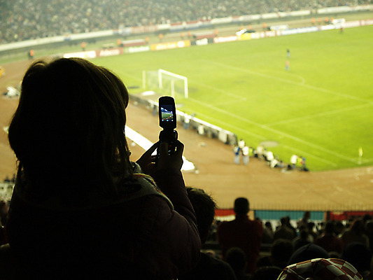 포토 JPG 해외이미지 응시 어린이 스포츠 공 놀이 모바일 사람 사람없음 초록색 스마트폰 카메라 사진촬영 축구 경쟁 경기장 게임 잡기 기자 전화기 리포터 셀룰러 해외202004 해외포토 직업 시선 컬러 컨셉 스포츠시설 모션 전자제품 핸드폰 스마트기기 구기 촬영 파일형식 이미지허브