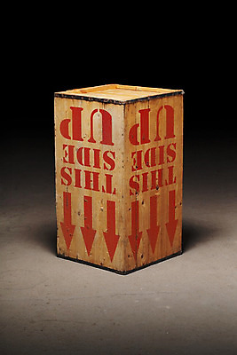 포토 JPG 해외이미지 텍스트 화살 사람없음 목재 화물 나무상자 오브젝트 반대 명령 깨짐 해외202004 해외포토 나무 컨셉 재료 상자 운송업 파일형식 이미지허브