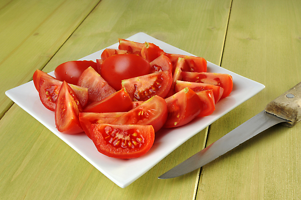 포토 JPG 해외이미지 음식 토마토 채소 사람없음 빨간색 샐러드 칼 자르기 날것 채식주의자 해외202004 해외포토 컬러 모션 채식 파일형식 이미지허브