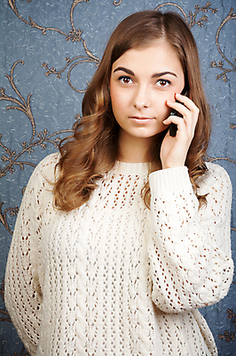 포토 JPG 해외이미지 백인 모델 여자 행복 얼굴 포즈 통신 모바일 갈색머리 한명 사람 성인 스마트폰 유행 수확 흰색 잡기 뜨거움 연결 전화기 수화기 복고 부름 운영자 혼자 해외202004 해외포토 서양인 1 헤어스타일 감정 컬러 농업 모션 신체부위 핸드폰 스마트기기 파일형식 이미지허브