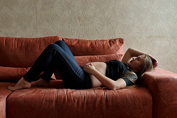 포토 JPG 해외이미지 백인 여자 행복 컨셉 신체 가족 엄마 휴식 주택 갈색머리 실내 건강 관리 사랑 한명 사람 성인 부모 희망 임산부 임신 터치 아기 출산 기다림 명상 태교 돌봄 해외202004 해외포토 서양인 1 헤어스타일 감정 관계 모션 내부 건물 파일형식 이미지허브