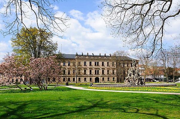 포토 JPG 해외이미지 식물 구름 공원 꽃 유럽 자연 하늘 독일 풍경 사람없음 정원 봄 대학교 강렬 바이에른 해외202004 해외포토 자연요소 계절 공공시설 나라 학교 생태계 파일형식 이미지허브