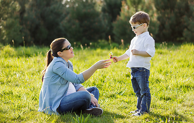포토 JPG 해외이미지 라이프스타일 공원 꽃 행복 안경 아들 어린이 꽃다발 밭 가족 놀이 엄마 사랑 소년 두명 여름 태양 임신 주기 해외202004 해외포토 자연요소 식물 잡화 계절 공공시설 남자 감정 농업 관계 모션 사람 생활 파일형식 이미지허브