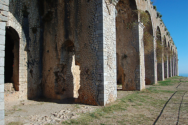 포토 JPG 해외이미지 디자인 길 조각 여행 건축양식 그림자 서기 사람없음 건물 장식 빛 갈색 이탈리아 산책 기둥 도시 사찰 화려 복도 역사 오솔길 로마 묘사 아치 대리석 사암 천연기념물 로마인 옛날 줄서기 화강암 해외202004 해외포토 건축물 건축 유럽 컬러 컨셉 재료 종교건축 모션 휴식 인종 암석 돌_바위 파일형식 이미지허브