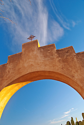 포토 JPG 해외이미지 종교 건축양식 창문 하늘 멕시코 선인장 그림자 사람없음 컬러풀 교회 일몰 발코니 역사 재산 아치 애리조나 첨탑 야광 강렬 스페인어 식민지 옛날 해외202004 해외포토 식물 건축 컬러 북아메리카 종교건축 건물 금융 빛 노을 탑 미국 파일형식 이미지허브