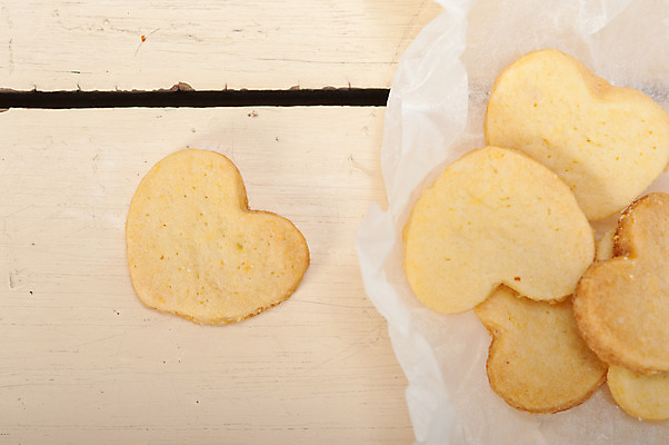 포토 JPG 해외이미지 디저트 사람없음 쿠키 하트 포장지 베이지색 종이호일 해외202004 해외포토 모양 음식 컬러 포장 파일형식 이미지허브