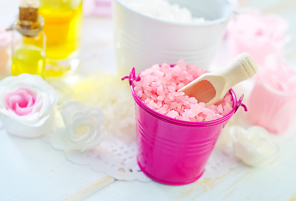 포토 JPG 해외이미지 분홍색 사람없음 아웃포커스 장미 스파 양동이 아로마 스파용품 아로마테라피 스쿱 입욕소금 해외202004 해외포토 꽃 컬러 촬영기법 미용용품 오브젝트 소금 테라피 파일형식 이미지허브