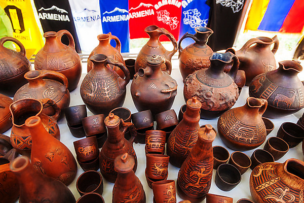 포토 JPG 해외이미지 남자 문화 우산 거리 텐트 사람 성인 사람없음 쇼핑 판매 상점 깃발 도시 조끼 보행자 신문 시장 도심 상품 아스팔트 양산 지역 소매 고물 구식 아르메니아 옛날 해외202004 해외포토 도로 캠핑도구 간행물 외투 뉴스 파일형식 이미지허브