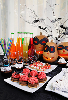 포토 JPG 해외이미지 음료 탁자 잔 사탕 가면 사람없음 장식 쿠키 과자 축제 할로윈 축하 신선 달콤 머핀 음료수병 해외202004 해외포토 식기 빵 가구 컨셉 디저트 맛 병_담는 파일형식 이미지허브