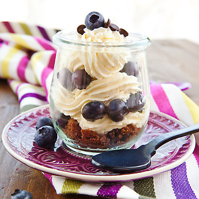 포토 JPG 해외이미지 접시 열매 과일 유리 아이스크림 디저트 사람없음 목재 컬러풀 케이크 초콜릿 숟가락 보라색 줄무늬 시골 대접 신선 항아리 달콤 크림 냅킨 블루베리 정사각형 요거트 숙성 크림치즈 휘핑크림 티라미수 카피스페이스 막 해외202004 해외포토 도형 나무 식물 식기 음식 컬러 무늬 재료 재질 치즈 유제품 수저 공백 도자기 맛 휘핑 파일형식 이미지허브