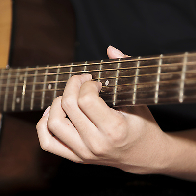 포토 JPG 해외이미지 손 연주 실내 신체부위 기타 잡기 해외202004 해외포토 음악 모션 현악기 사람 내부 파일형식 이미지허브