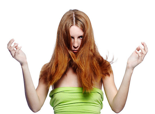 포토 JPG 해외이미지 백인 모델 1 라이프스타일 헤어스타일 손 응시 여자 유럽 얼굴 한명 사람 빨간색 유행 흰색 아일랜드 팔 생강 빨간머리 고립 포트폴리오 해외202004 해외포토 서양인 시선 나라 컬러 채소 생활 신체부위 파일형식 이미지허브