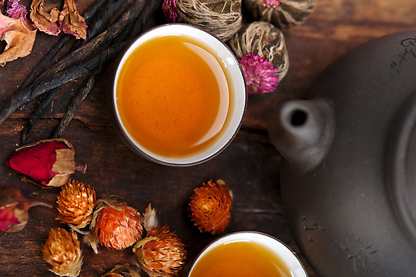 포토 JPG 해외이미지 꽃잎 실내 사람없음 찻잔 찻주전자 찻잎 꽃차 나무배경 해외202004 공예차 해외포토 꽃 백그라운드 주전자 잔 내부 차_음료 파일형식 이미지허브