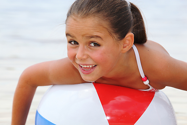 포토 JPG 해외이미지 백인 수영복 딸 공 학교 가족 놀이 휴가 갈색머리 한명 풍경 여름 파란색 비키니 태양 잡기 던지기 흥분 색동 포니테일 단절 해외202004 해외포토 자연요소 서양인 1 헤어스타일 옷 계절 교육 감정 컬러 관계 모션 사람 파일형식 이미지허브