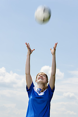 포토 JPG 해외이미지 공원 여자 스포츠 포즈 셔츠 공 자연 놀이 하늘 건강 한명 사람 야외 파란색 축구 힘 게임 흰색 우승 연습 양발 플레이어 해외202004 해외포토 1 공공시설 컬러 상의 구기 최고 생태계 파일형식 이미지허브