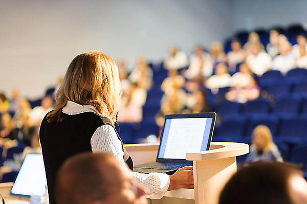 포토 JPG 해외이미지 여자 실내 한명 상반신 성인 뒷모습 아웃포커스 노트북 소프트포커스 강의 강당 단상 성인여자한명만 해외202004 해외포토 1 뷰포인트 촬영기법 사람 내부 전자제품 여자한명만 성인여자만 파일형식 이미지허브