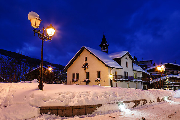 포토 JPG 해외이미지 전통 외관 계절 여행 크리스마스 겨울 건축양식 하늘 휴가 전등 조명 산 거리 주택 사람없음 야외 건물 장식 파란색 빛 도시풍경 컬러풀 마을 얼음 축제 어둠 황혼 새벽 추위 프랑스 흰색 램프 야간 저녁 12월 휴양지 알프스 타운 빛망울 옛날 해외202004 해외포토 자연요소 건축물 기념일 건축 유럽 컬러 풍경 일몰 장소 도시 날짜 파일형식 이미지허브