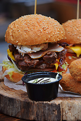 포토 JPG 해외이미지 패스트푸드 실내 사람없음 아웃포커스 햄버거 소스 인스턴트 정크푸드 나무받침 해외202004 해외포토 음식 촬영기법 내부 목재 양념 받침대 파일형식 이미지허브