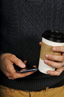 포토 JPG 해외이미지 모델 직업 라이프스타일 손 남자 행복 커피 비즈니스 통신 성공 모바일 세포 대화 한명 사람 성인 스마트폰 유행 디지털 머그컵 잡기 비즈니스맨 차 커피잔 무선전화기 전화기 부름 소통 경영 채팅 셀룰러 해외202004 해외포토 1 감정 음료 컨셉 모션 잔 말하기 생활 신체부위 컵 핸드폰 스마트기기 직장인 파일형식 이미지허브