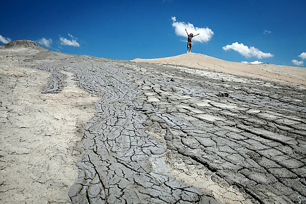 포토 JPG 해외이미지 공원 남자 지구 물결 자연 하늘 풍경 소년 사람없음 야외 여름 환경 액체 폭발 언덕 질감 화산 분화구 가스 진흙 루마니아 내추럴 지질학 해외202004 해외포토 계절 공공시설 교육 유럽 어린이 산 사람 생태계 파일형식 이미지허브
