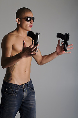 포토 JPG 해외이미지 남자 무기 근육 짧은머리 한명 힘 회색 총 문신 근육질 고립 브라질사람 해외202004 해외포토 1 헤어스타일 컬러 사람 몸매 파일형식 이미지허브