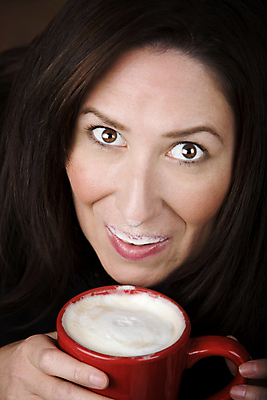 포토 JPG 해외이미지 손 여자 얼굴 커피 음료 한명 컵 거품 머그컵 액체 갈증 카푸치노 히스패닉 라떼 카페인 해외202004 해외포토 1 식기 사람 신체부위 파일형식 이미지허브