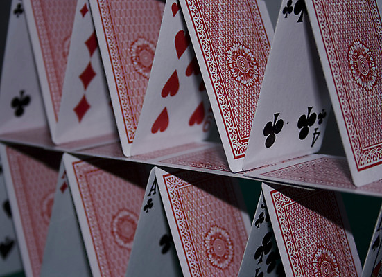 포토 JPG 해외이미지 종이 컨셉 놀이 주택 아이디어 종류 사람없음 초록색 게임 흰색 마음 우승 신용카드 4 행운 재산 도박 위험 가득함 카지노 클럽 기회 상업 5 포커 고립 라스베가스 승자 에이스 직진 해외202004 해외포토 컬러 건물 금융 숫자 최고 트럼프 파일형식 이미지허브