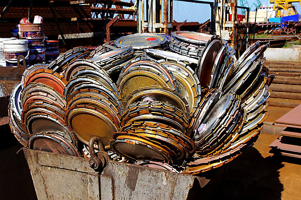 포토 JPG 해외이미지 산업 교통시설 미래 사람없음 쌓기 환경 금속 재활용 화물 덮개 쓰레기 폐기물 컨테이너 거절 철 패키지 시트 한조각 흙더미 낭비 얇은 철강 해외202004 해외포토 1 교통 컨셉 모션 재질 흙 운송업 뚜껑 시설 친환경 파일형식 더미 이미지허브