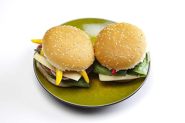 포토 JPG 해외이미지 스튜디오촬영 음식 토마토 고추 치즈 패스트푸드 샌드위치 육류 요리 씨앗 사람없음 초록색 컬러풀 식당 저녁식사 소고기 햄버거 클래식 그릴 상추 바비큐 케첩 흰배경 후추 마요네즈 대각선 번 치즈버거 해외202004 해외포토 식물 선 빵 컬러 백그라운드 컨셉 채소 식재료 주방용품 유제품 실내 상점 식사 흰색 소스_음식 인스턴트 향신료 파일형식 이미지허브